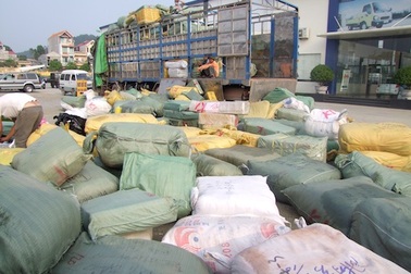 Bắt giữ nhiều xe tải chở hàng có dấu hiệu gian lận thương mại