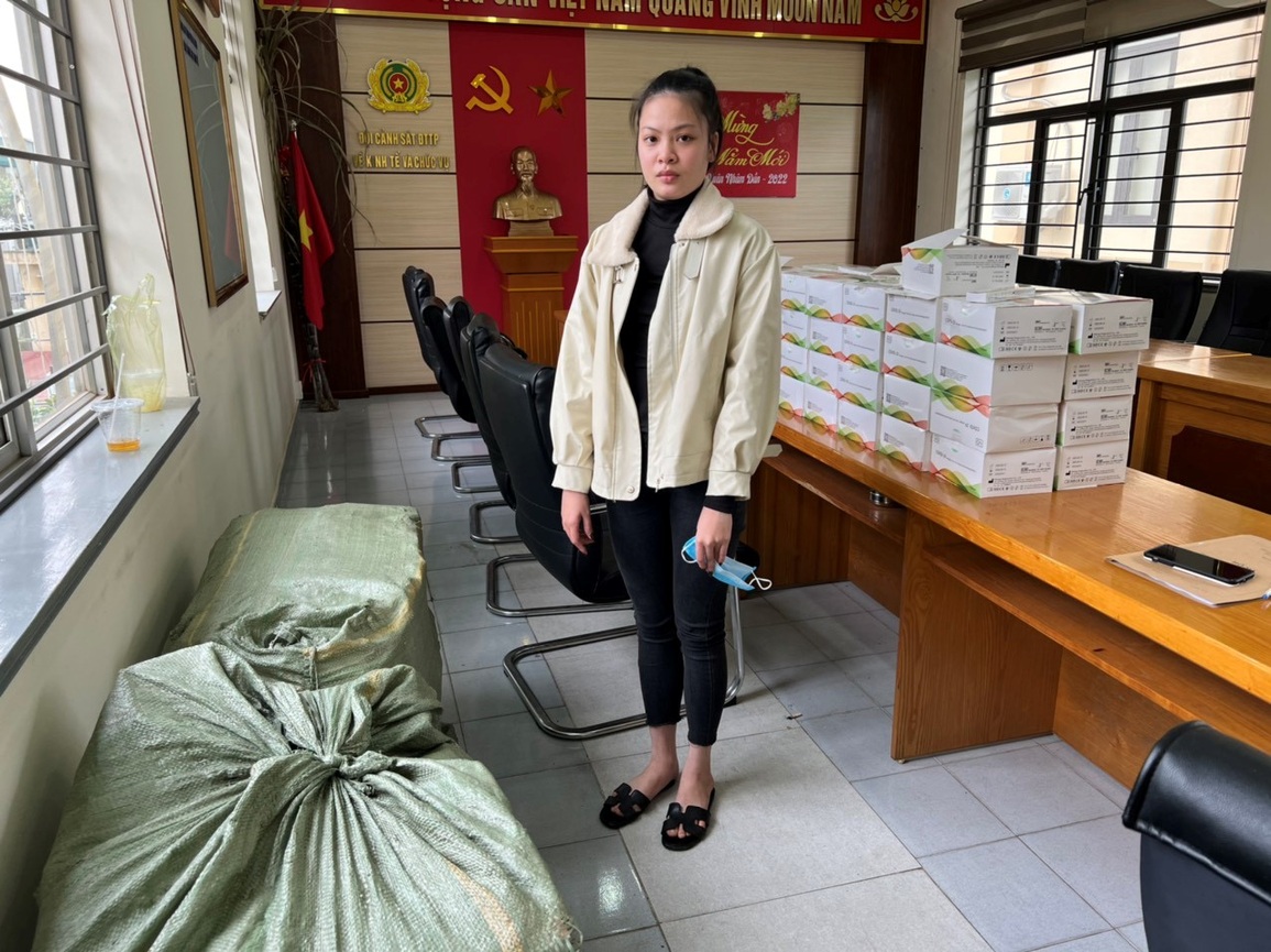 Phát hiện, bắt giữ nhiều vụ vận chuyển kit test, thuốc chữa Covid trôi nổi - 1 Phát hiện, bắt giữ nhiều vụ vận chuyển kit test, thuốc chữa Covid trôi nổi - 1