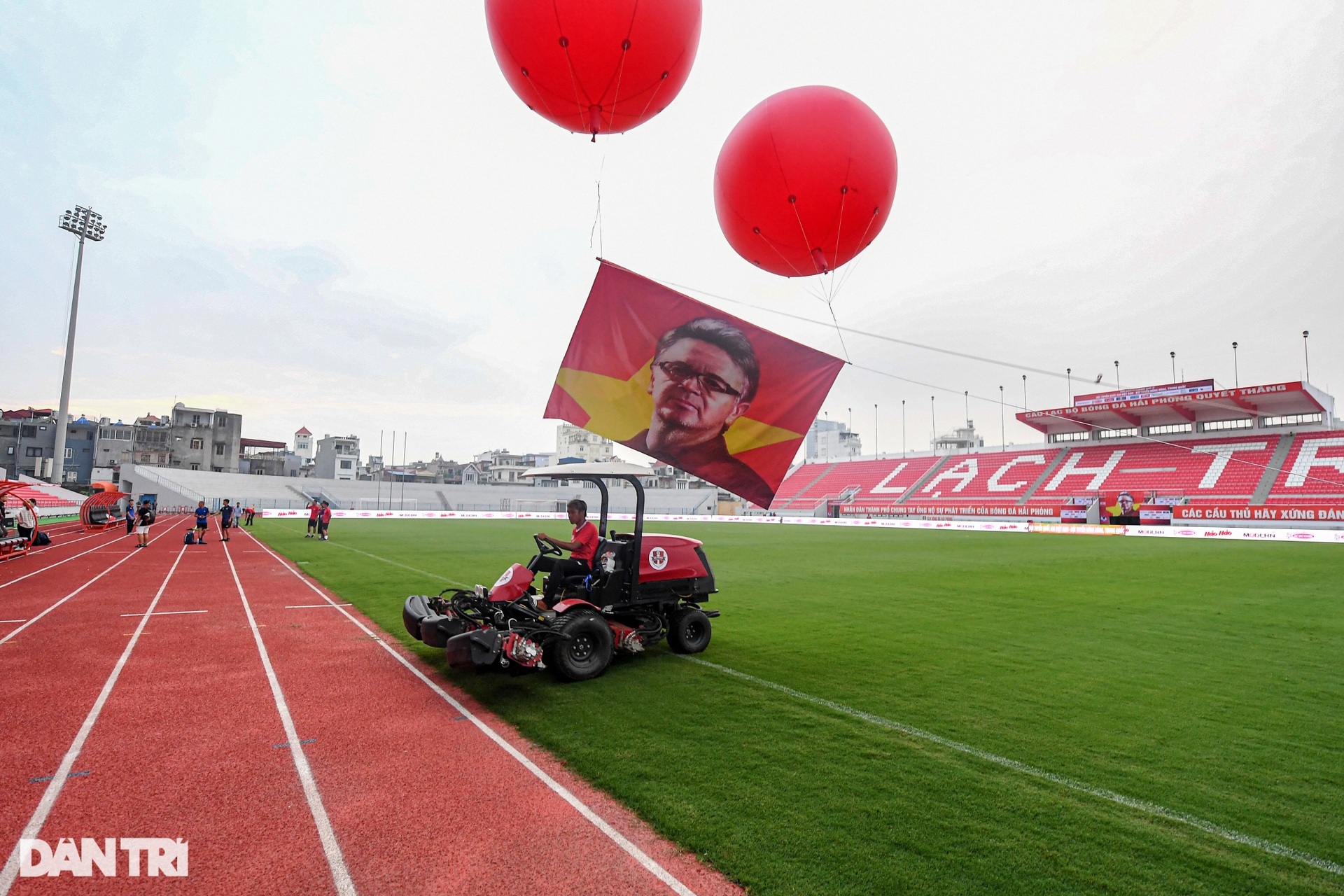 Sân Lạch Tray lột xác với món quà đặc biệt dành tặng HLV Troussier - 8 Sân Lạch Tray lột xác với món quà đặc biệt dành tặng HLV Troussier - 8