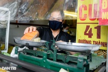 Hàng giò chả đông nhất Hà Nội 70 năm dùng chiếc cân đĩa... "rách" trăm tuổi