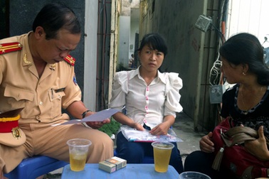 Hà Nội: CSGT tìm lại giấy tờ cho thí sinh để quên trên taxi