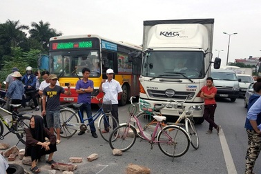 Ùn tắc nghiêm trọng vì dân chặn đường lên sân bay Nội Bài