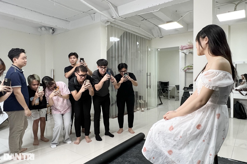 Đàn ông Hà Nội chi tiền triệu đi học chụp ảnh sống ảo cho vợ, người yêu - 4 Đàn ông Hà Nội chi tiền triệu đi học chụp ảnh sống ảo cho vợ, người yêu - 4