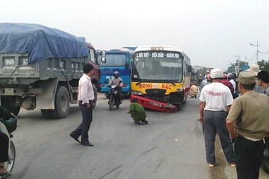 Xe buýt chạy lấn đường đâm chết người