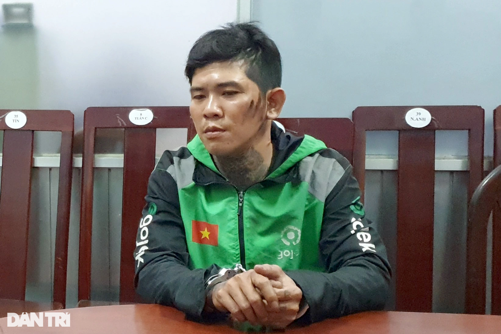 Nam thanh niên lột lắc vàng trên tay bé trai 4 tuổi ở TPHCM - 1 Nam thanh niên lột lắc vàng trên tay bé trai 4 tuổi ở TPHCM - 1