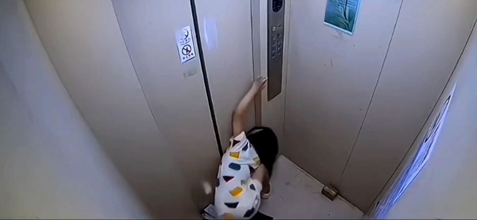 Clip "cô gái suýt chết vì sự cố bất ngờ khi đi thang máy" nổi bật tuần qua