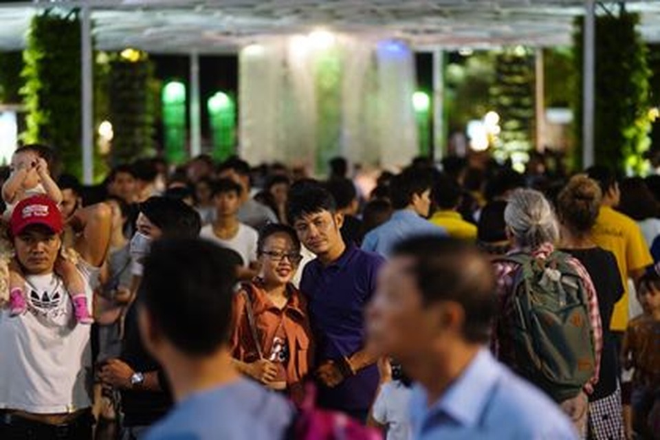Giành giật nhau chọn chỗ chụp hình trên đường hoa Nguyễn Huệ - 13 Giành giật nhau chọn chỗ chụp hình trên đường hoa Nguyễn Huệ - 13