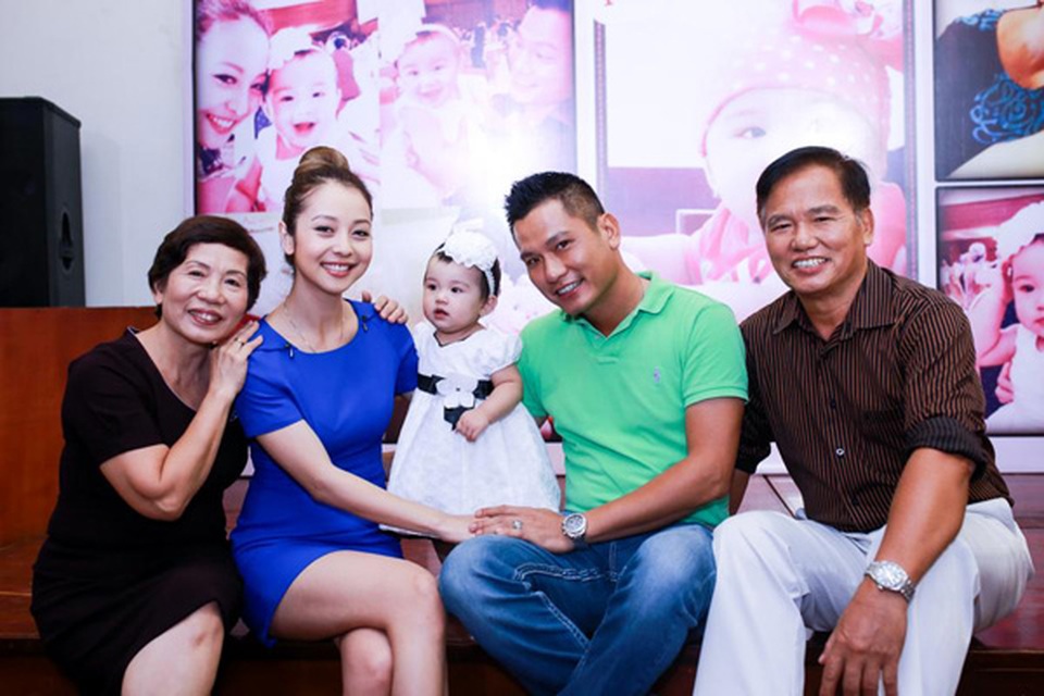 Jennifer Phạm sinh con thứ 4 cho chồng “thiếu gia”, mẹ chồng doanh nhân đích thân chăm sóc - 2 Jennifer Phạm sinh con thứ 4 cho chồng “thiếu gia”, mẹ chồng doanh nhân đích thân chăm sóc - 2