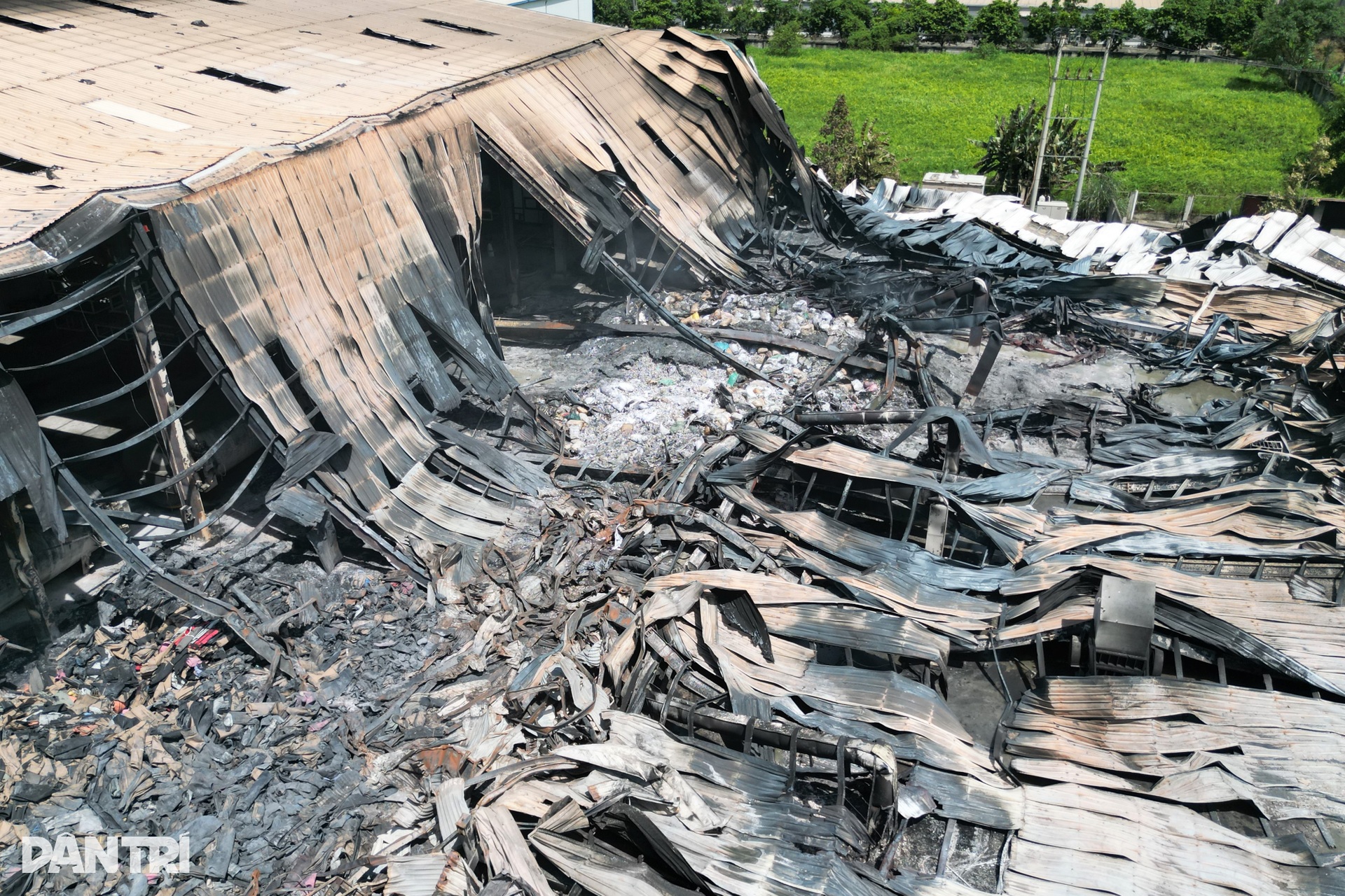 Tan hoang nhà xưởng rộng cả nghìn m2 bị bà hỏa thiêu rụi - 3