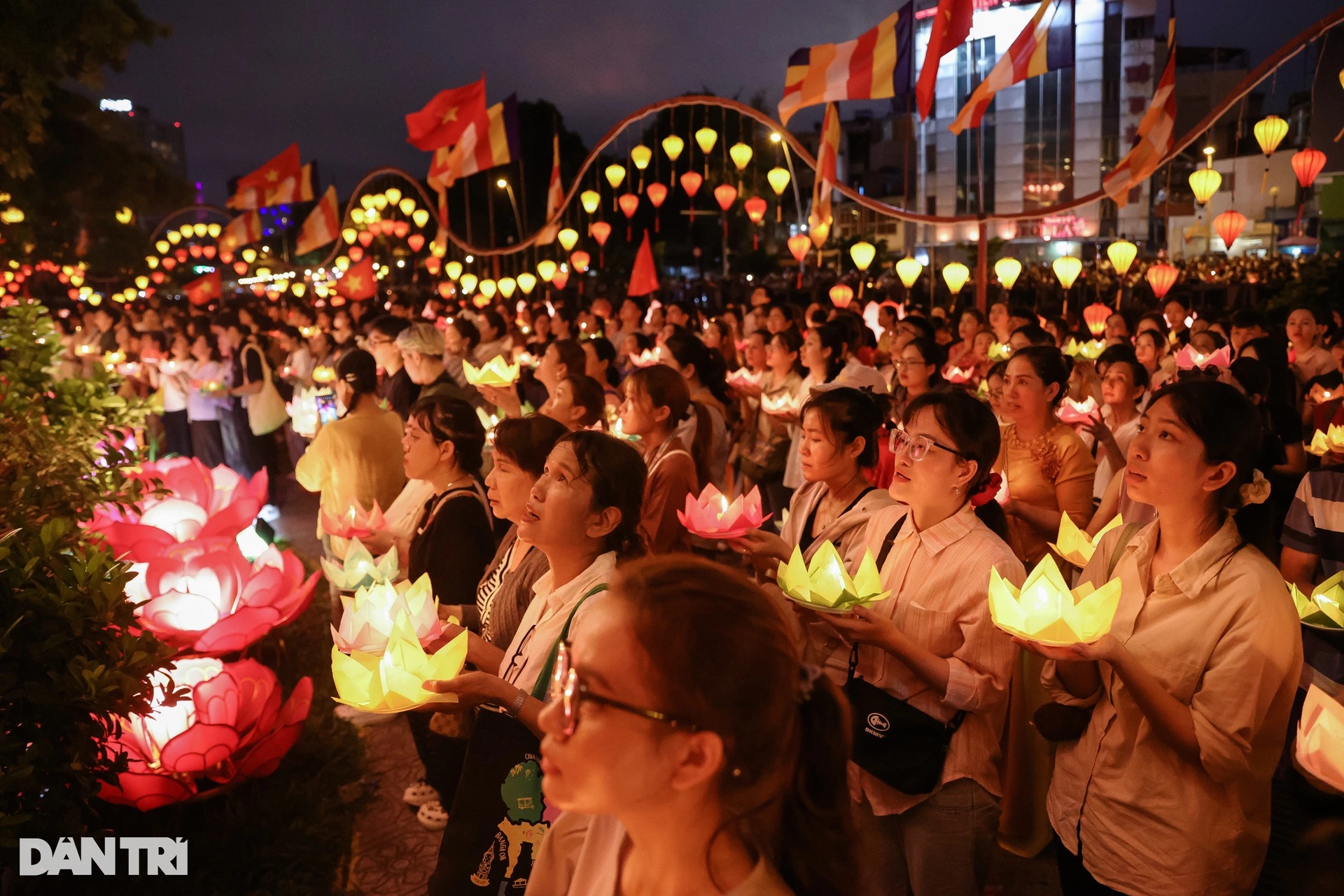 View - Hàng nghìn người tham gia "Đêm hội hoa đăng" ở chùa Pháp Hoa | Báo Dân trí