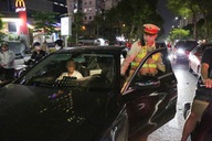 Tài xế ô tô Mercedes "dính cồn" kịch khung vẫn lái xe chở bạn