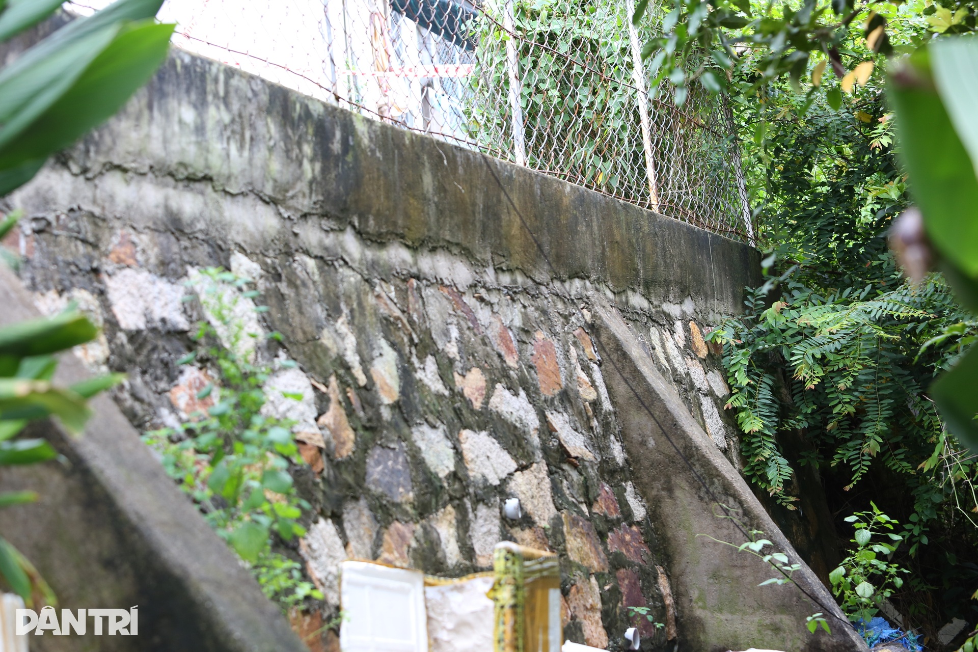 Cận cảnh khu vực nguy cơ sạt lở khiến 19 hộ dân Vũng Tàu di dời trong đêm - 12 Cận cảnh khu vực nguy cơ sạt lở khiến 19 hộ dân Vũng Tàu di dời trong đêm - 12