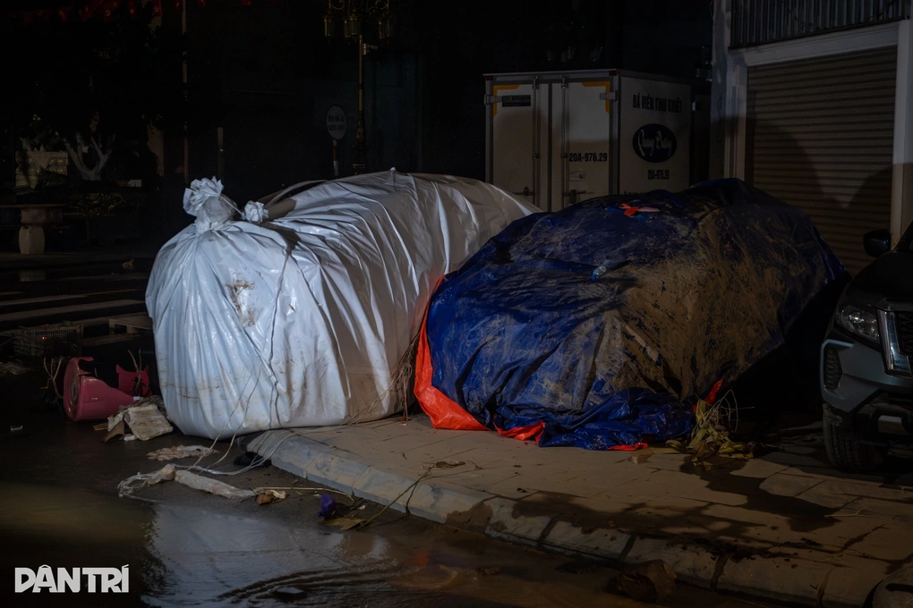 Ô tô bọc kín lạc theo nước lũ, chủ tìm lại nhờ lòng tốt của người lạ - 3