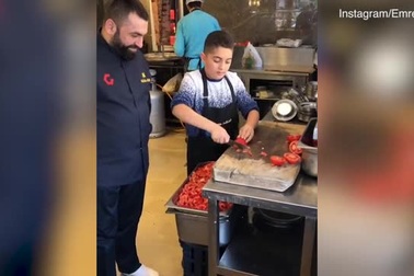 Thán phục kỹ thuật làm bếp của hai cha con “hổ phụ sinh hổ tử”