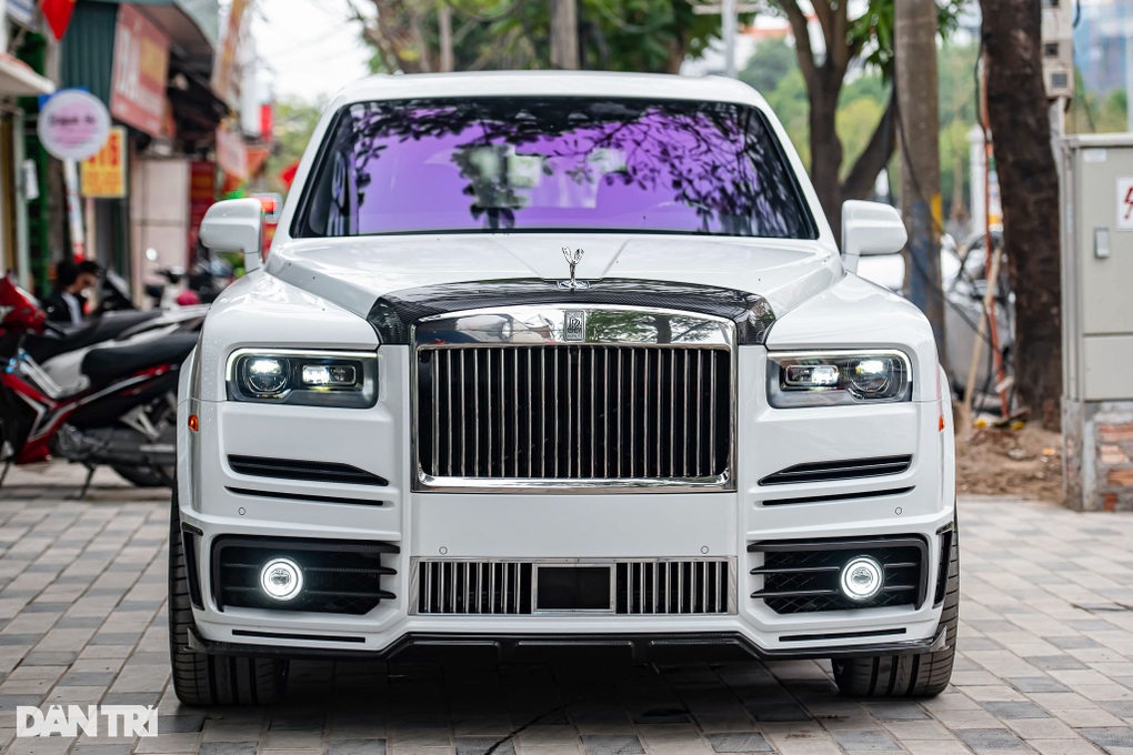 Rolls-Royce Cullinan độ Mansory đầu tiên về Việt Nam, đăng kiểm mất cả năm - 4 Rolls-Royce Cullinan độ Mansory đầu tiên về Việt Nam, đăng kiểm mất cả năm - 4