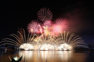 Úc, Ý thi tài phác họa danh thắng Ngũ Hành Sơn với pháo hoa