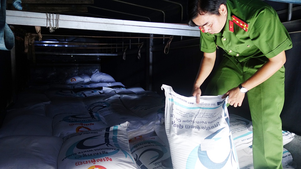 Giấu 7.000 bao thuốc lá lậu trong 32 tấn đường cát - 3 Giấu 7.000 bao thuốc lá lậu trong 32 tấn đường cát - 3