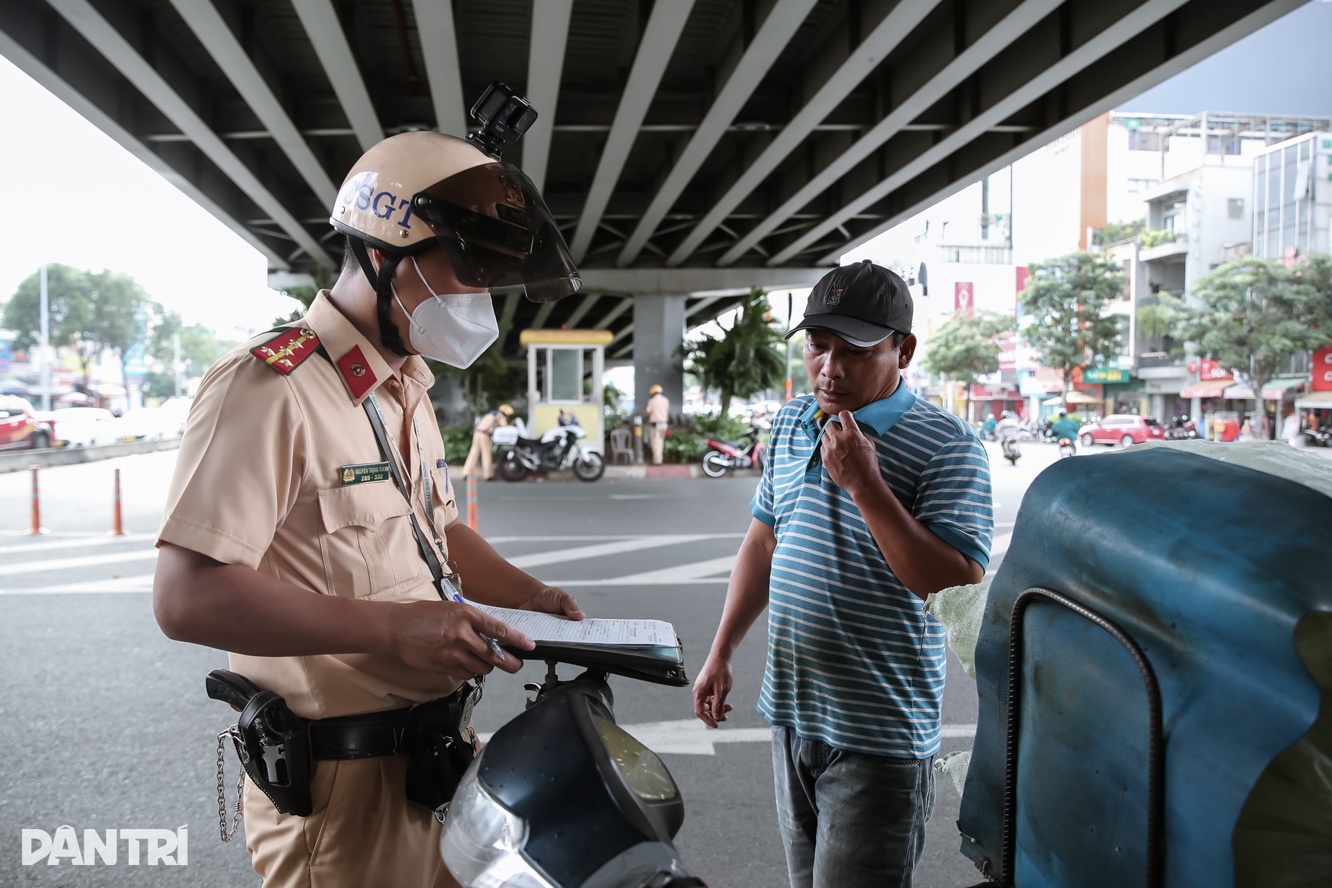 Muôn kiểu vi phạm giao thông ở TPHCM - 8 Muôn kiểu vi phạm giao thông ở TPHCM - 8