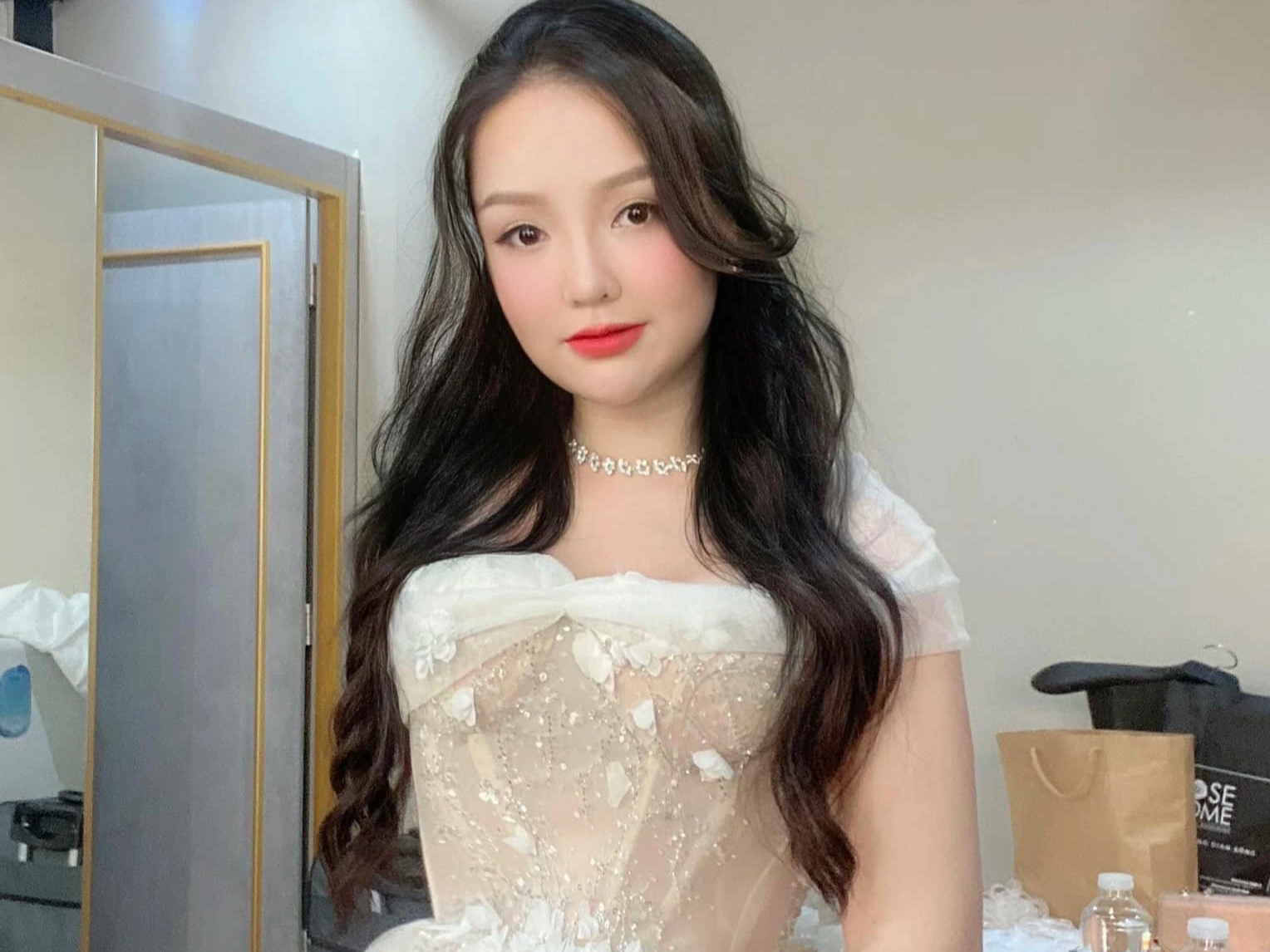 Gặp sự cố bất ngờ, cô gái một tay xinh đẹp ở Hà Nội tìm được chồng như ý - 1 Gặp sự cố bất ngờ, cô gái một tay xinh đẹp ở Hà Nội tìm được chồng như ý - 1