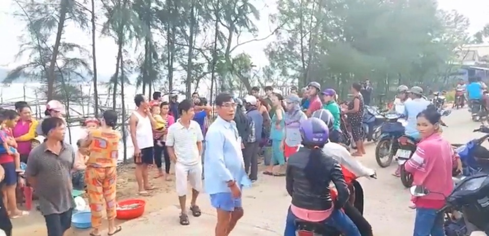 Lấy mẫu bệnh phẩm nữ sinh chết vì sốt, khó thở để xét nghiệm - 1 Lấy mẫu bệnh phẩm nữ sinh chết vì sốt, khó thở để xét nghiệm - 1