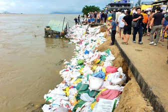 Hàng nghìn người dốc sức vá bờ kè bị lũ dữ tấn công