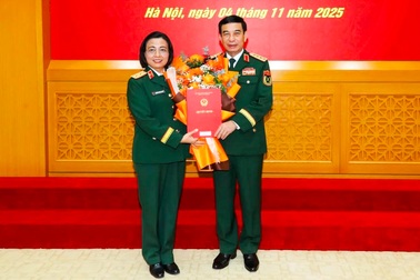 Nữ bác sĩ được phong quân hàm Trung tướng