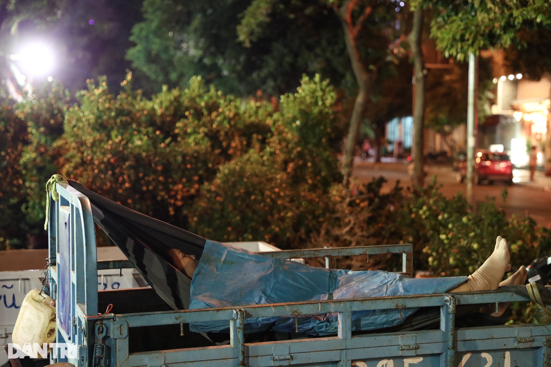 Tiểu thương co ro trong đêm lạnh, mong bán hết hoa để về nhà ăn Tết - 16 Tiểu thương co ro trong đêm lạnh, mong bán hết hoa để về nhà ăn Tết - 16