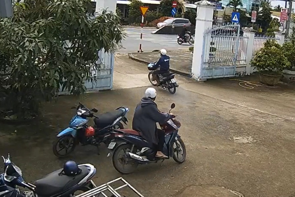 Camera quay cảnh 2 thanh niên trộm xe máy tại trụ sở ủy ban xã - 1 Camera quay cảnh 2 thanh niên trộm xe máy tại trụ sở ủy ban xã - 1