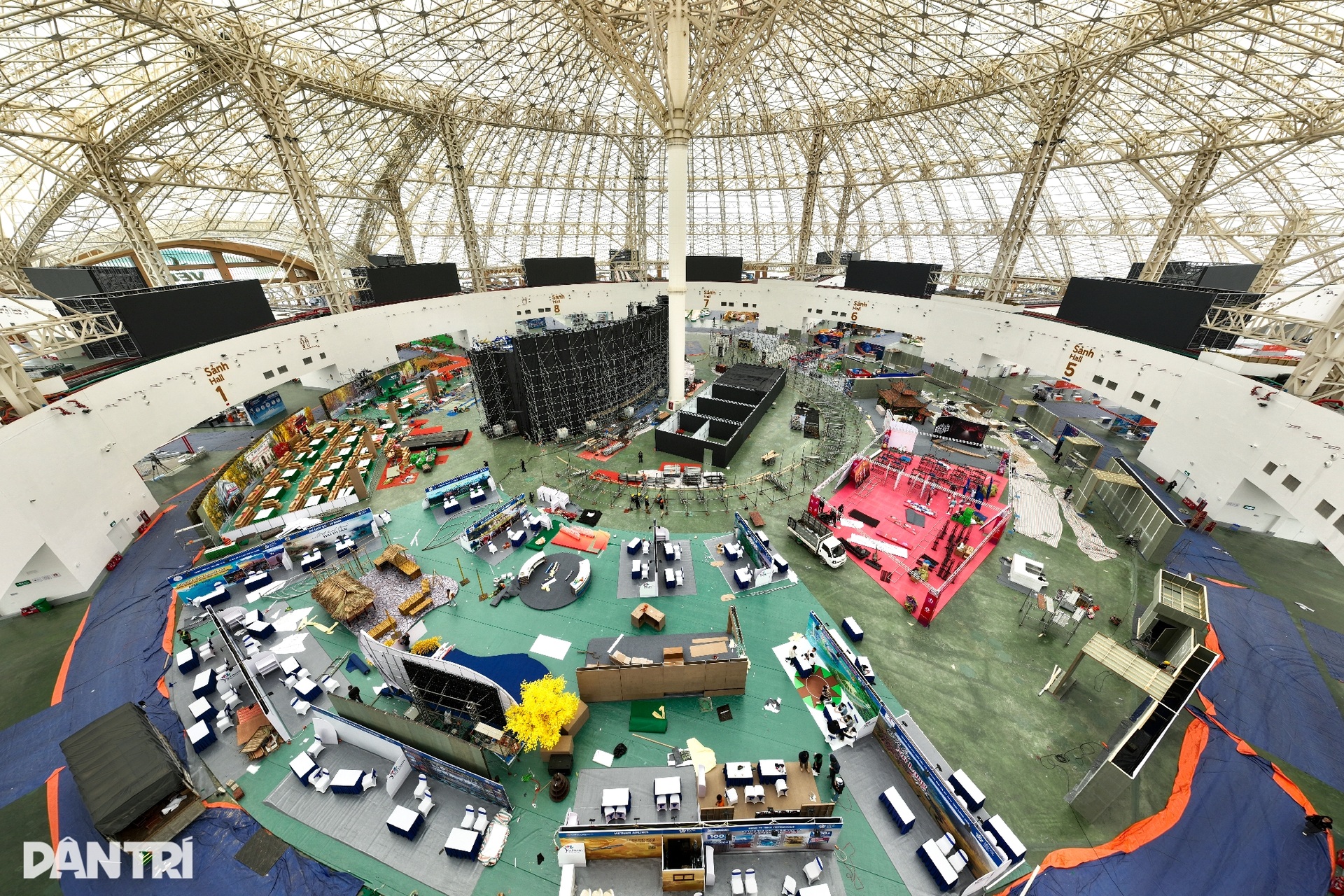 Se están terminando de construir miles de stands, listos para la Feria de Otoño de 2025 - 7 Hàng nghìn gian hàng gấp rút hoàn thiện, sẵn sàng cho Hội chợ Mùa thu 2025 - 7