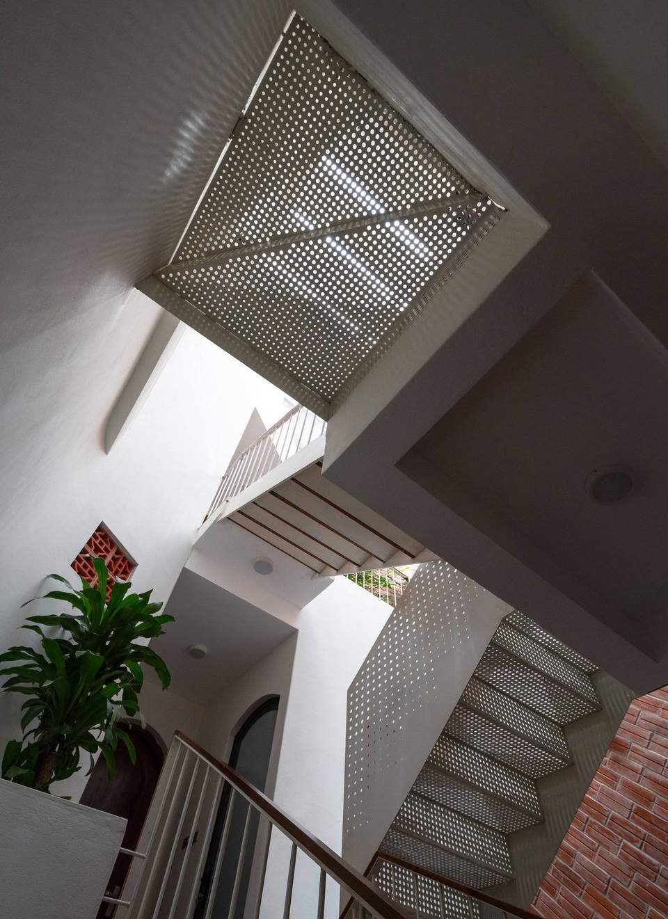 Ngôi nhà 5 tầng có mặt tiền độc đáo, nổi bật trên phố Hà Nội - 10