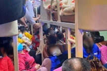 Hành khách cầu cứu CSGT vì xe ô tô 38 chỗ "nhồi"… gần 100 người!