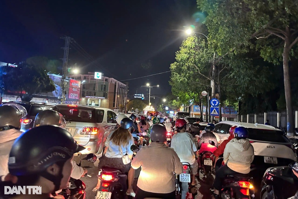 Giải cứu bà bầu ngất xỉu giữa biển người tại lễ hội ánh sáng - 3 Giải cứu bà bầu ngất xỉu giữa biển người tại lễ hội ánh sáng - 3