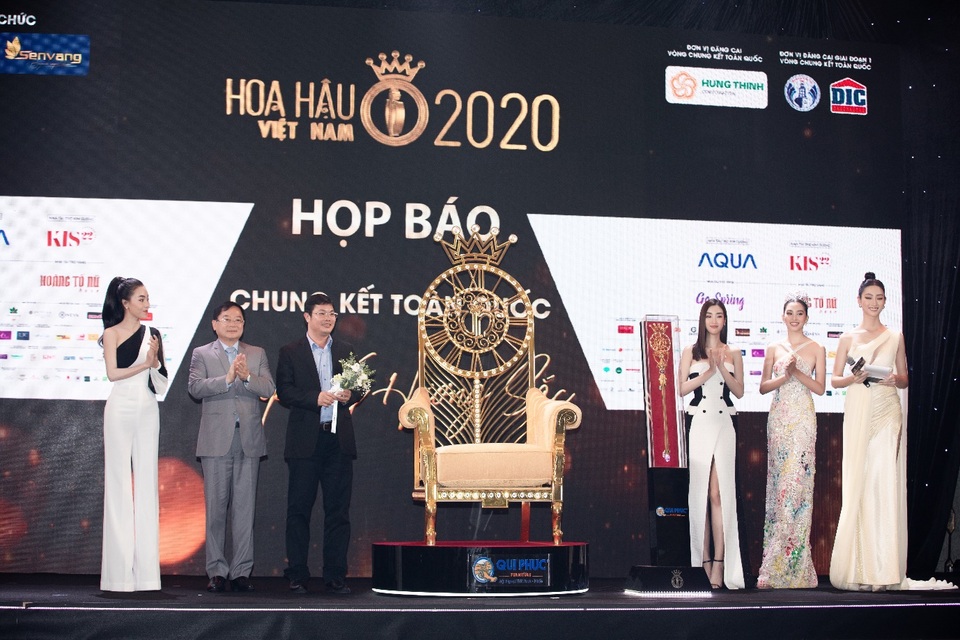 Tiết lộ bất ngờ về ghế đăng quang và quyền trượng dành cho tân Hoa hậu Việt Nam 2020 - 1 Tiết lộ bất ngờ về ghế đăng quang và quyền trượng dành cho tân Hoa hậu Việt Nam 2020 - 1