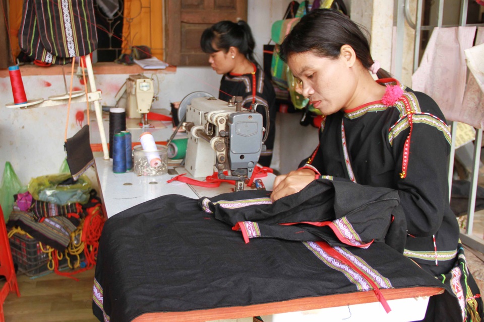Cần nhiều giải pháp giúp người lao động dân tộc thiểu số tìm việc làm - 1 Cần nhiều giải pháp giúp người lao động dân tộc thiểu số tìm việc làm - 1