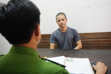 Khởi tố người đàn ông cầm lựu đạn cố thủ 14 tiếng về 3 tội danh