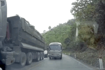 Bao giờ mới hết tài xế xe khách coi thường mạng sống?