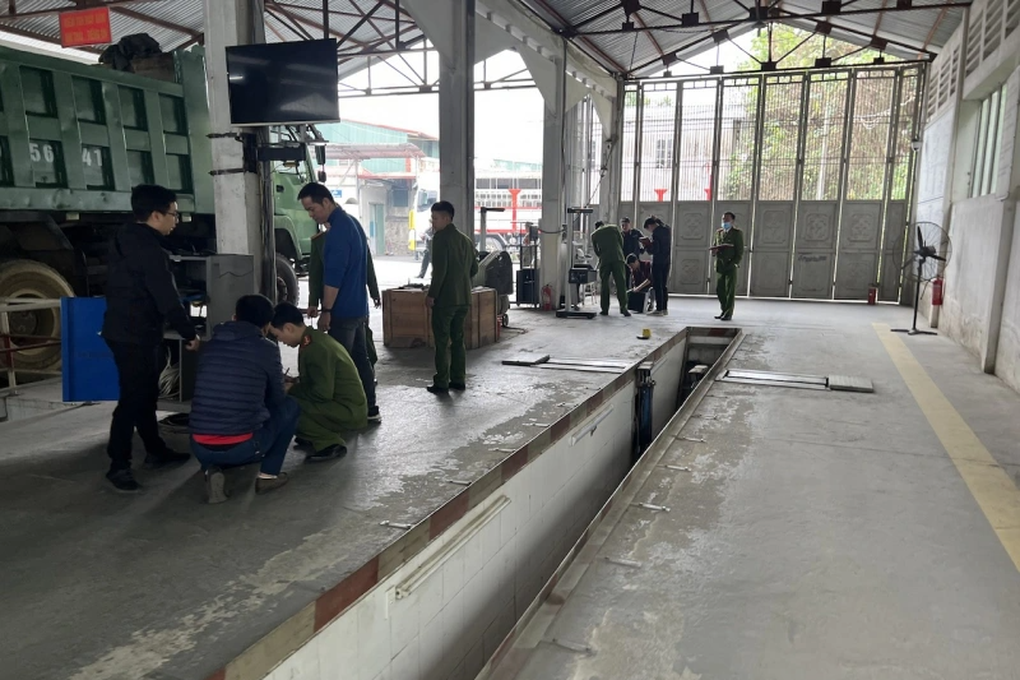 Tạm giữ Phó Giám đốc Trung tâm đăng kiểm xe cơ giới 2401D Lào Cai - 1 Tạm giữ Phó Giám đốc Trung tâm đăng kiểm xe cơ giới 2401D Lào Cai - 1