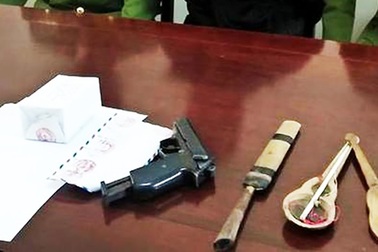 Bắt đối tượng buôn ma túy, ém súng K54 trong người