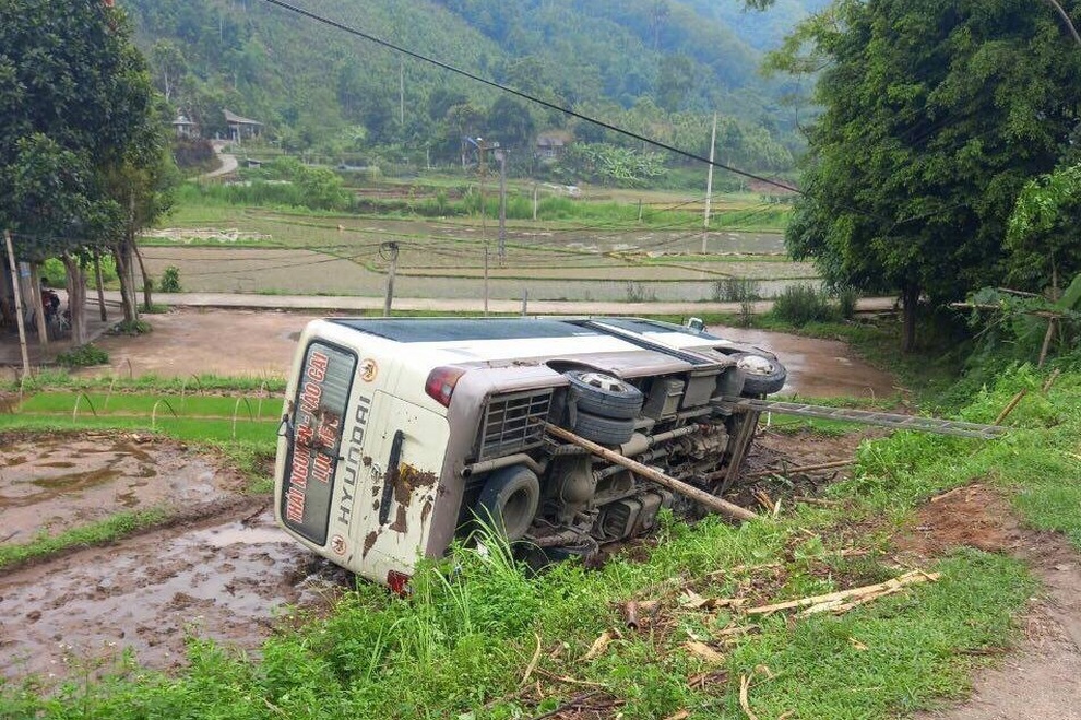 Xe khách phơi bụng dưới ruộng, 6 người may mắn thoát nạn - 1 Xe khách phơi bụng dưới ruộng, 6 người may mắn thoát nạn - 1