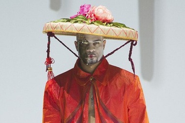 Nón quai thao, mấn Việt xuất hiện trên sàn diễn thời trang quốc tế