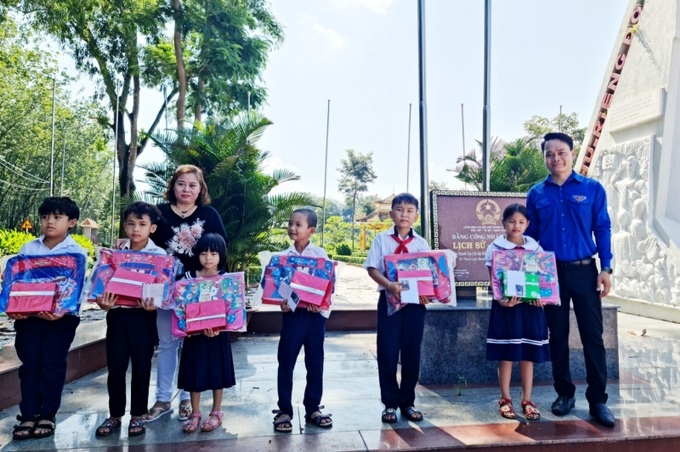Tặng quà cho học sinh có hoàn cảnh khó khăn tại xã Thuận Lợi, huyện Đồng Phú.