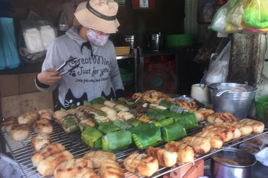 Quán chuối nướng trong hẻm Sài Gòn thu 15 triệu/ngày