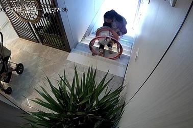 Bé gái suýt gặp tai nạn nguy hiểm khi sử dụng xe tập đi