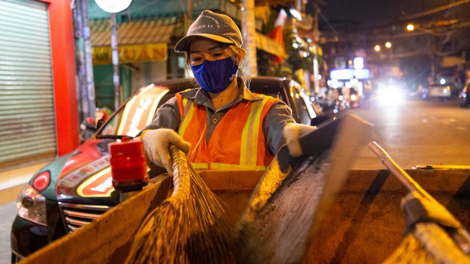 Tết của nữ công nhân quét rác đêm giao thừa - 3 Tết của nữ công nhân quét rác đêm giao thừa - 3