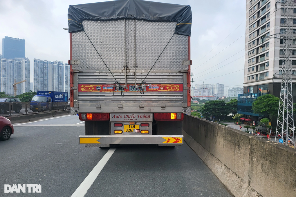 Ô tô phơi bụng ở đường trên cao sau cú đâm va với xe tải - 5 Ô tô phơi bụng ở đường trên cao sau cú đâm va với xe tải - 5