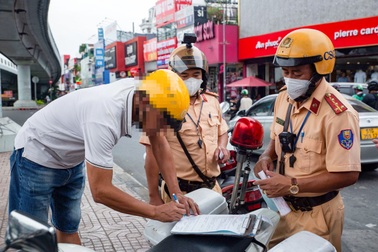 Người vi phạm nồng độ cồn: "Tôi bất ngờ vì lực lượng CSGT ra quân đông vậy"