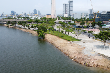 Đất đá, xà bần tràn ra sông Hàn ở Đà Nẵng