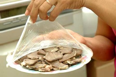 Kiểm nghiệm màng bọc thực phẩm nghi ngờ chứa chất gây vô sinh