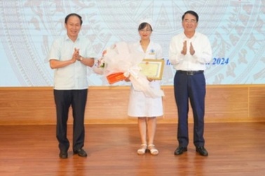 Hải Phòng khen thưởng nữ điều dưỡng cứu sống trẻ sơ sinh đã ngừng thở