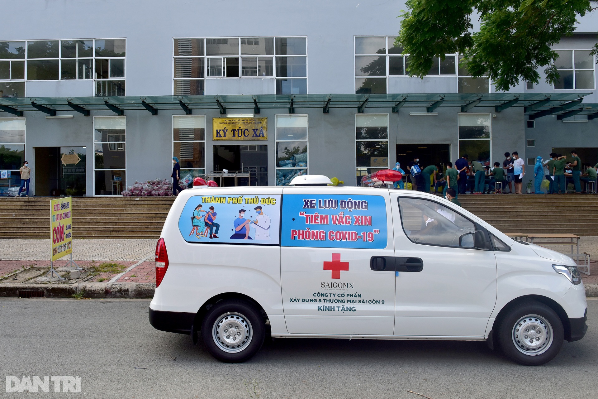 Theo chân xe lưu động tiêm vắc xin ở các khu dân cư, điểm cách ly tại TPHCM - 5